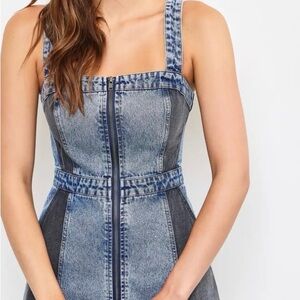 Women's Adorable zip front two tone denim dress with pockets. Large